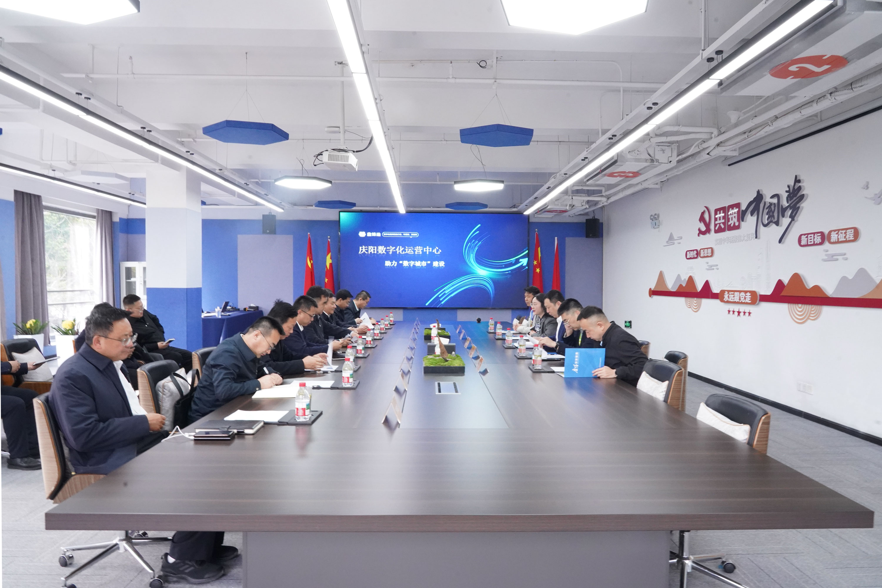 庆阳市委书记黄泽元一行到鑫蜂维考察交流